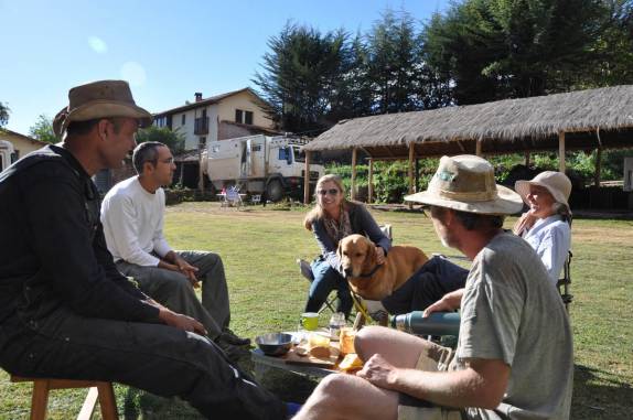 Conversando com a Karin, o Coen e outros overlanders em chácara nos arredores de Cusco, no Peru